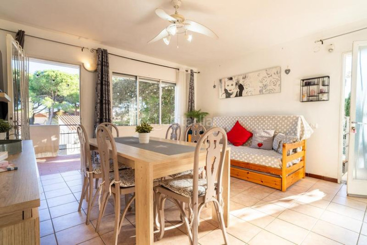 Piso  con 3 habitaciones situado zona montgó en Escala (L´)