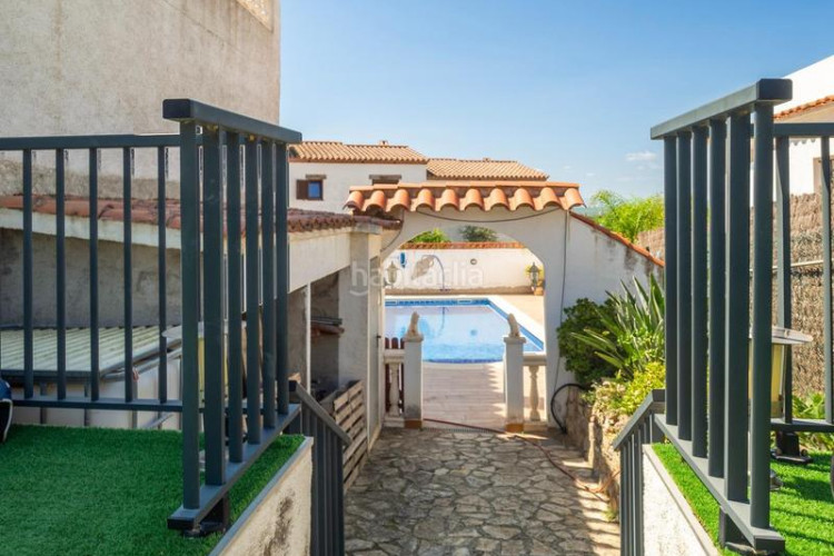 Casa  espaciosa con vistas al mar y piscina privada zona puig sec en Escala (L´)