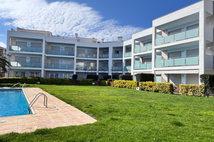 Precioso apartamento de planta baja frente el puerto de l'Escala!