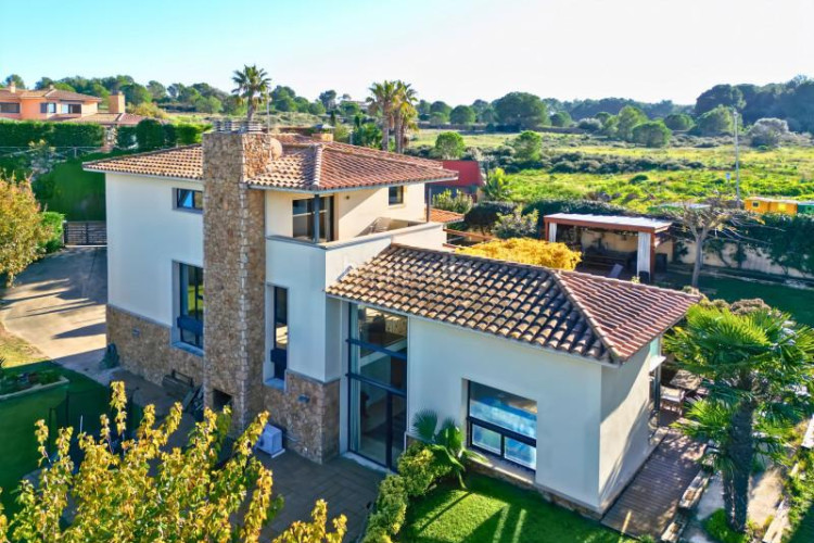 Casa villa de lujo en venta situada en una de las zonas más tranquilas de lescala, a un paso de las playas de empúries y del centro del en Escala (L´)