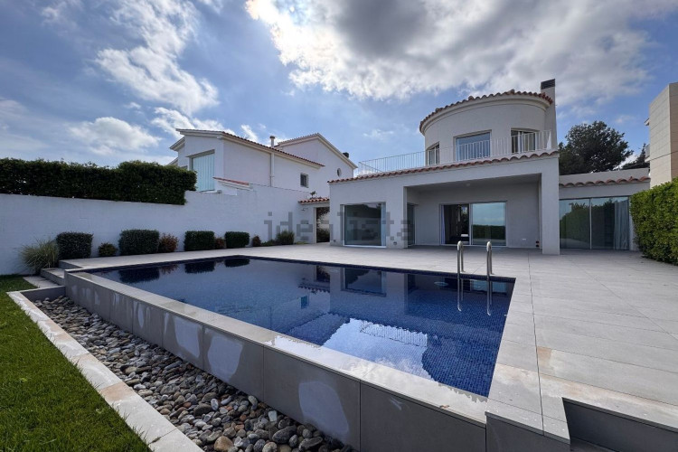 Chalet pareado en avenida Riells