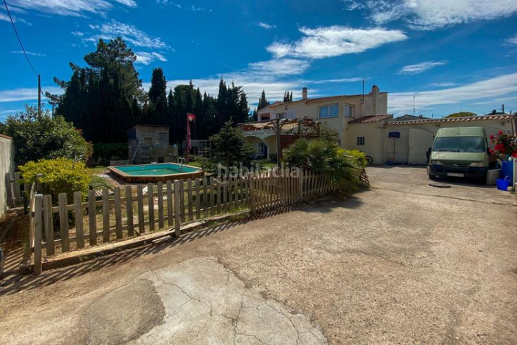 Chalet en carrer barcelona 42 casa a 200 metros de la playa con gran jardín y piscina en Escala (L´)
