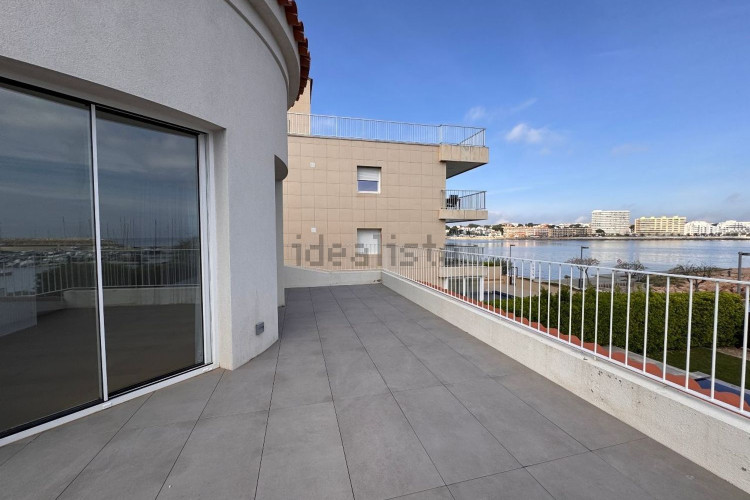 Chalet pareado en avenida Riells