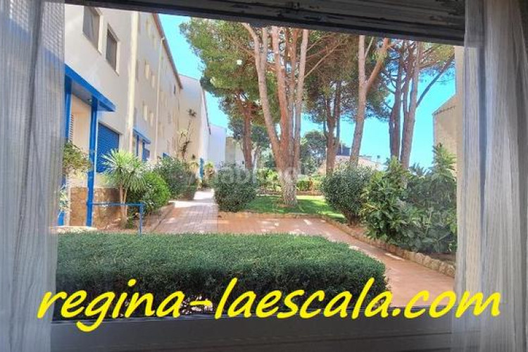Planta baja un agradable y espacioso apartamento en un complejo residencial con piscina comunitaria y mucha zona verde. en Escala (L´)