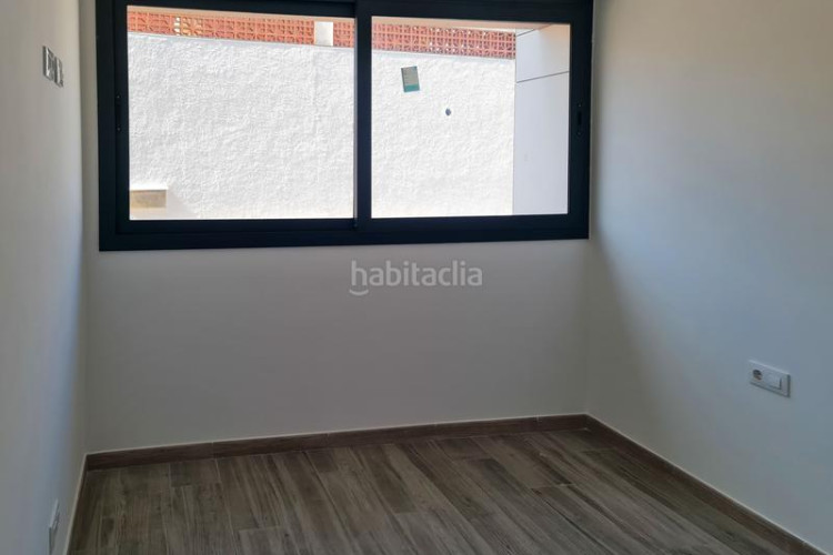 Casa adosada casa de obra nueva a pie de playa en Escala (L´)