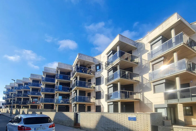 PISO EN PLANTA BAJA A 1 MINUTO DE LA PLAYA DE RIELLS Y DEL PUERTO ¡CON LICENCIA DE ALQUILER TURÍS