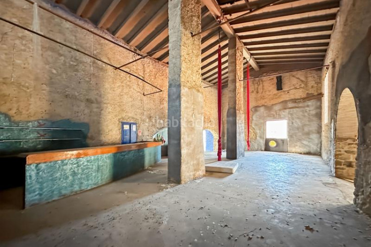 Casa masía del siglo xvi ubicada en lescala, en la costa brava, con 860 m de superficie habitable organizados en torno a un amplio pati en Escala (L´)