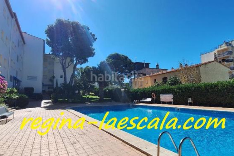 Planta baja un agradable y espacioso apartamento en un complejo residencial con piscina comunitaria y mucha zona verde. en Escala (L´)