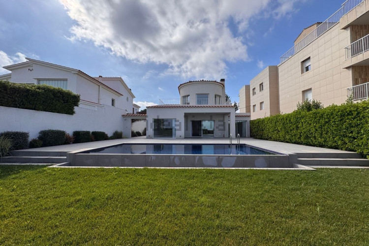 Chalet pareado en avenida Riells