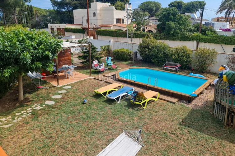 Chalet en carrer barcelona 42 casa a 200 metros de la playa con gran jardín y piscina en Escala (L´)