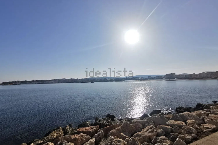 APARTAMENTO PRIMERA LINIA DE MAR CON AMPLIAS TERRAZAS Y PISCINA COMUNITARIA EN EL PUEBLO DE L'ESCALA