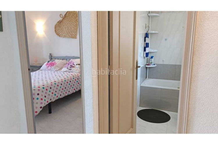 Piso en narcís monturiol 15 piso en venta en com. els pins en Escala (L´)
