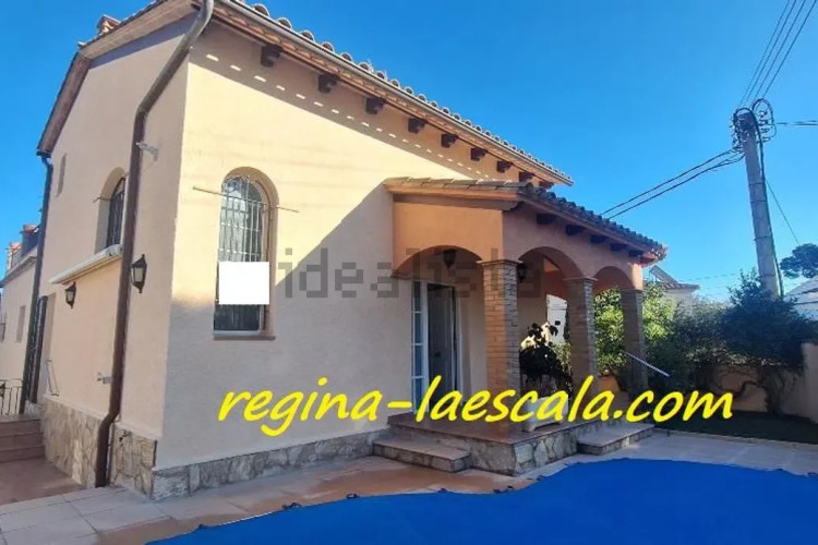 CON LICENCIA TURÍSTICA ! Una espaciosa casa, con mucha luz !