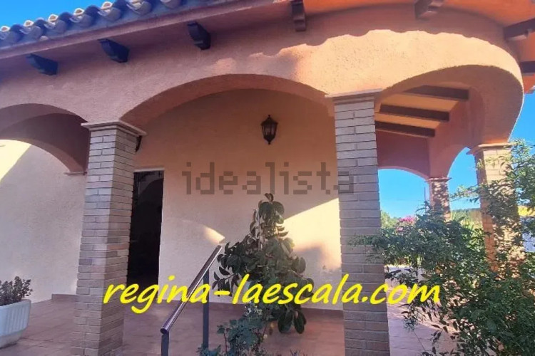 CON LICENCIA TURÍSTICA ! Una espaciosa casa, con mucha luz !