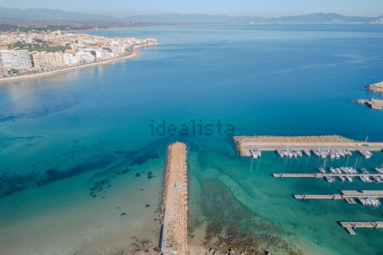 Сhalet en 1ª línea del mar con propio acceso a la playa. Totalmente reformado. Oportunidad
