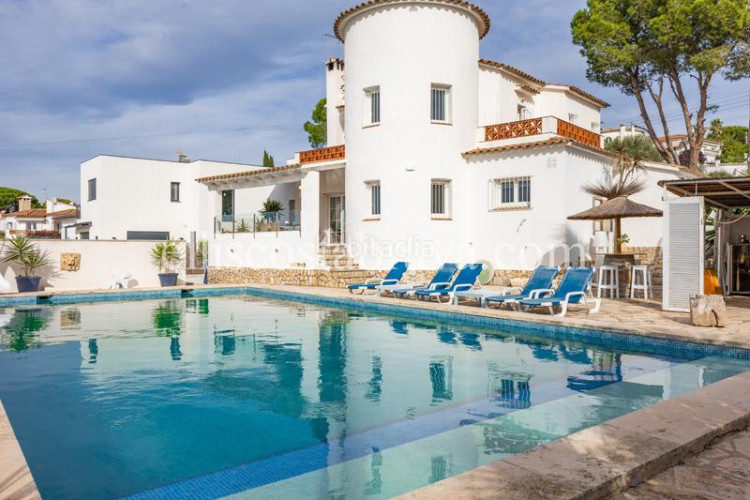 Casa  con vistas al mar y a la montaña - puig sec en Escala (L´)