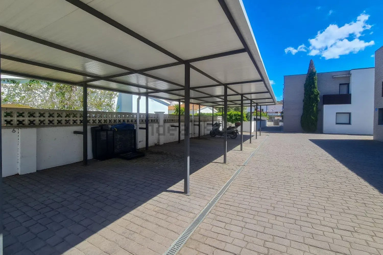 CASA MODERNA CON PISCINA Y GARAJE EN ZONA TRANQUILA