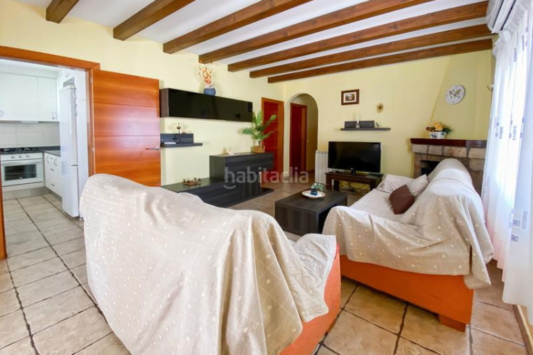 Casa  unifamiliar de una sola planta con licencia turística y garaje. la casa está situada en el centro del jardín de 585 m, cerca en Escala (L´)