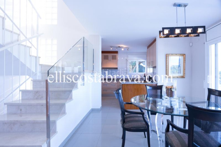 Casa fantástica propiedad con piscina privada y vistas al mar. en Escala (L´)