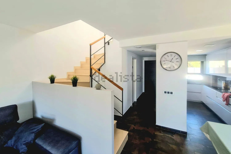 CASA MODERNA CON PISCINA Y GARAJE EN ZONA TRANQUILA