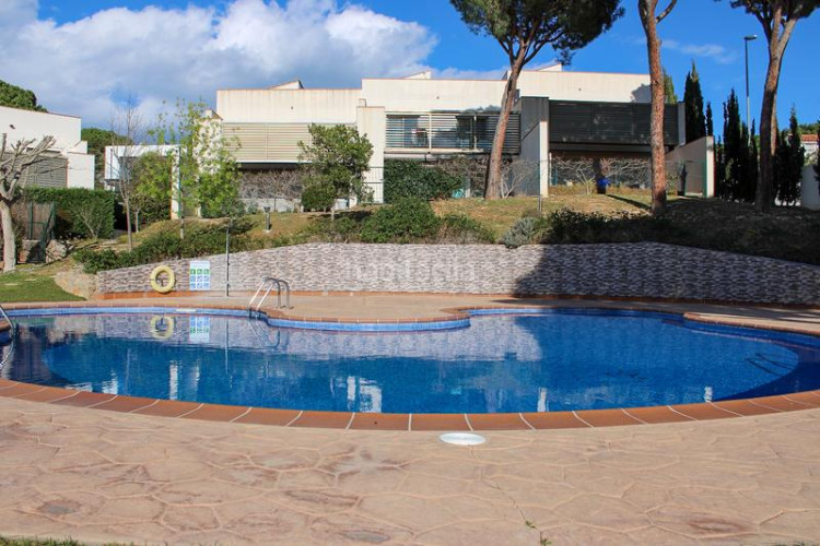 Casa adosada ?? casa contemporània amb piscina a 800 metres de la plat-ja en Escala (L´)