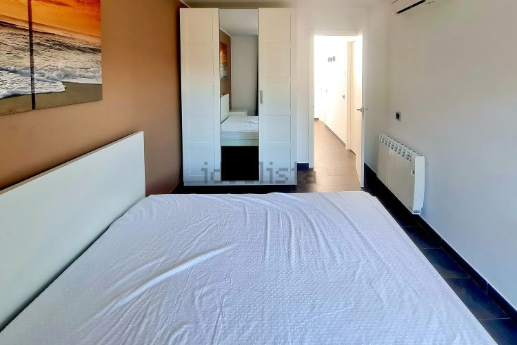CASA MODERNA CON PISCINA Y GARAJE EN ZONA TRANQUILA