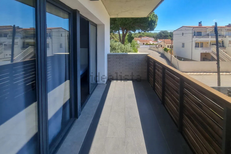 CASA MODERNA CON PISCINA Y GARAJE EN ZONA TRANQUILA
