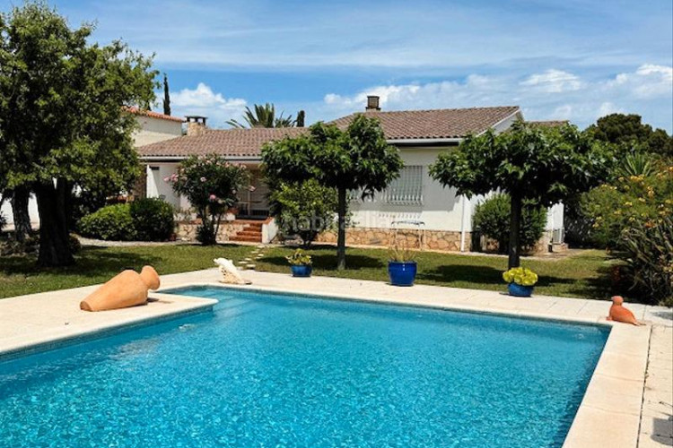 Casa villa de 180m²,con 3 dormitorios, garaje y piscina privada en Escala (L´)
