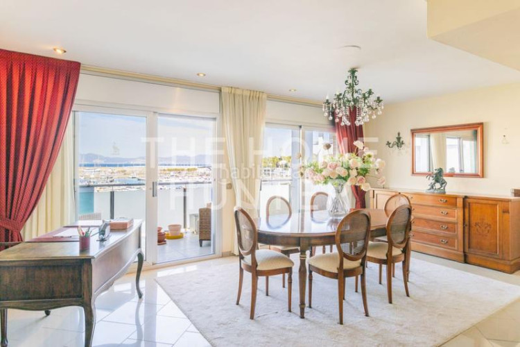 Ático  de 214 m2 con vistas y terraza en venta en escala, l en Escala (L´)