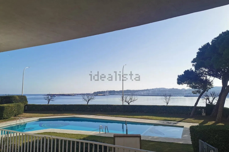APARTAMENTO PRIMERA LINIA DE MAR CON AMPLIAS TERRAZAS Y PISCINA COMUNITARIA EN EL PUEBLO DE L'ESCALA