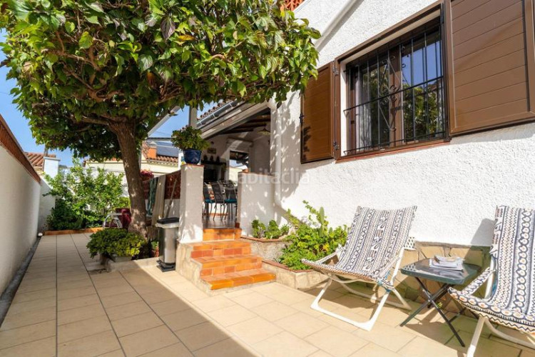 Casa  reformada situada cerca de los comercios en Escala (L´)