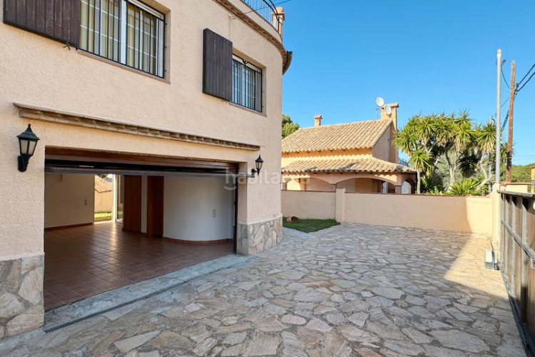 Casa en carrer muga 73 con piscina privada y vistas al mar panorámicas en Escala (L´)