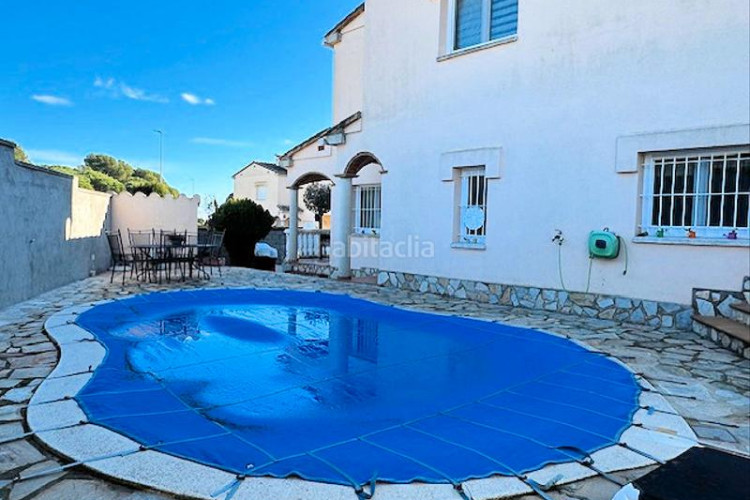 Chalet villa con piscina privada, de primera calidad en Escala (L´)