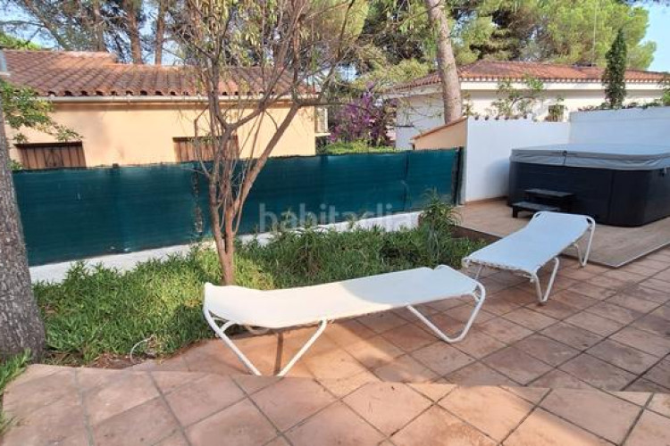 Casa pareada espaciosa casa con jardín y jacuzzi, zona cala montgó en Escala (L´)