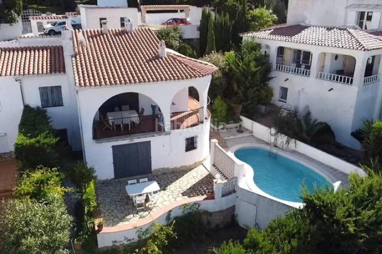 Casa  en cala Montgó con piscina, bonitas vistas y a sólo 180m del mar en Escala (L´)