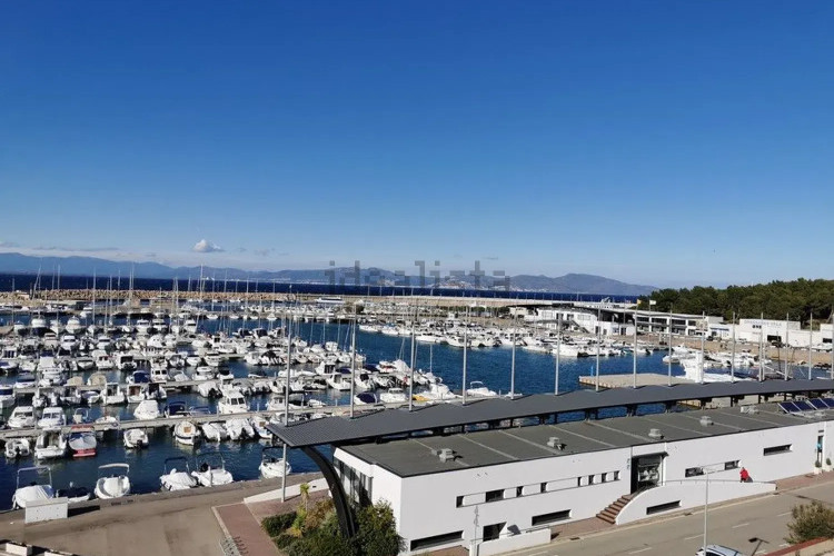 ESTUDIO A PRIMERA LINIA CON AMPLIA TERRAZA, GARAJE CERRADO Y PISCINA COMUNITARIA EN L'ESCALA