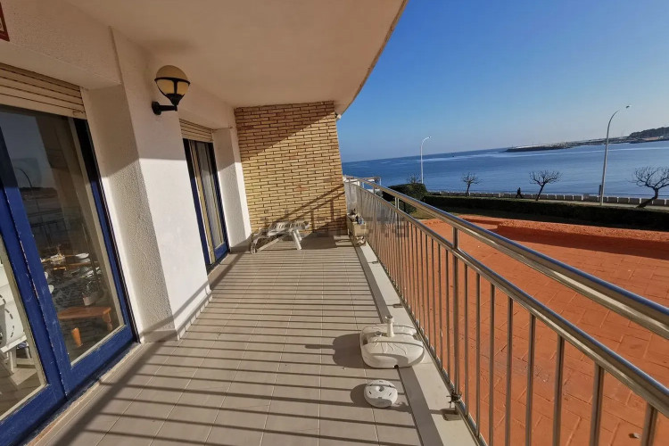 APARTAMENTO PRIMERA LINIA DE MAR CON AMPLIAS TERRAZAS Y PISCINA COMUNITARIA EN EL PUEBLO DE L'ESCALA