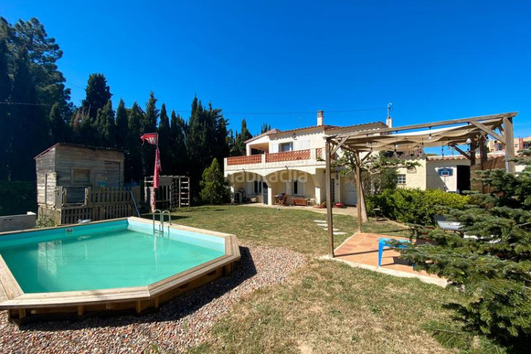 Chalet en carrer barcelona 42 casa a 200 metros de la playa con gran jardín y piscina en Escala (L´)