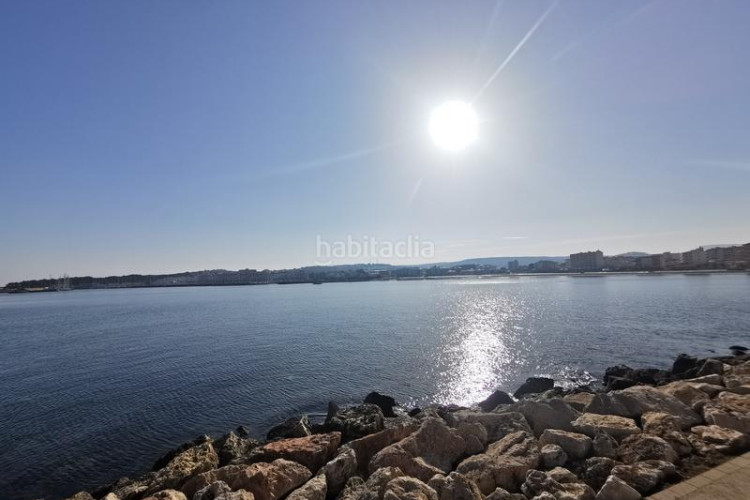 Piso en passeig mar 17 apartamento primera linia de mar con amplias terrazas y piscina comunitaria en el pueblo de l'escala en Escala (L´)