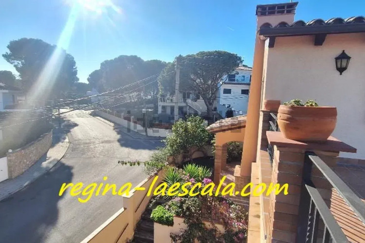 CON LICENCIA TURÍSTICA ! Una espaciosa casa, con mucha luz !