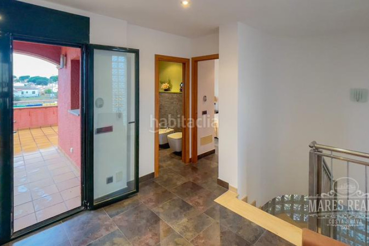 Casa gran casa de dos plantas con muebles cerca del mar en l3839escala. en Escala (L´)