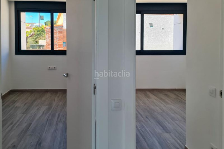 Casa adosada casa de obra nueva a pie de playa en Escala (L´)
