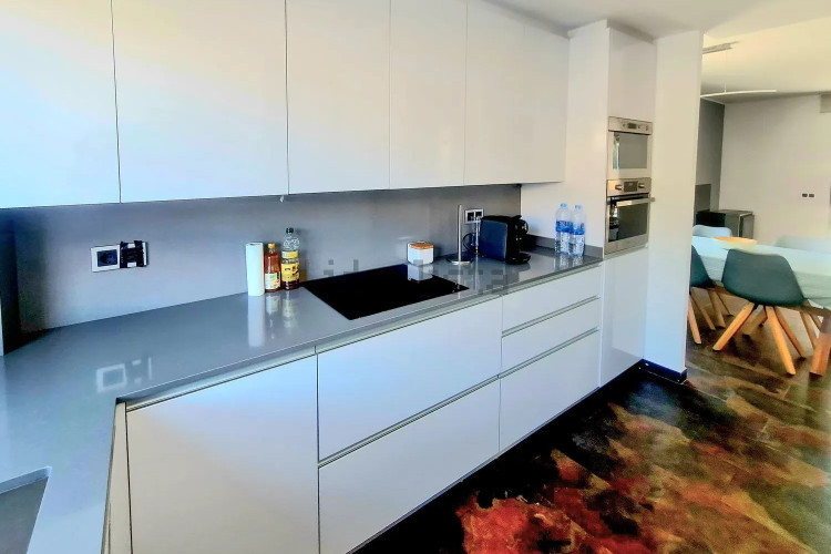 CASA MODERNA CON PISCINA Y GARAJE EN ZONA TRANQUILA