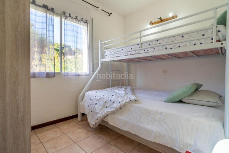 Piso  con 3 habitaciones situado zona montgó en Escala (L´)
