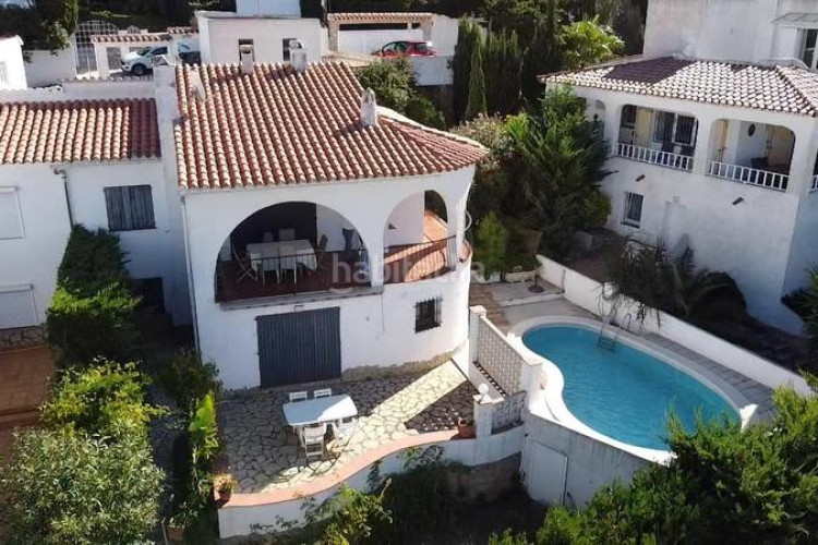 Casa  en cala Montgó con piscina, bonitas vistas y a sólo 180m del mar en Escala (L´)