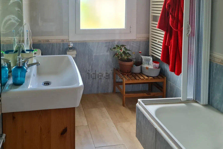 CASA A 200 METROS DE LA PLAYA CON GRAN JARDÍN Y PISCINA