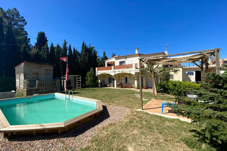 CASA A 200 METROS DE LA PLAYA CON GRAN JARDÍN Y PISCINA