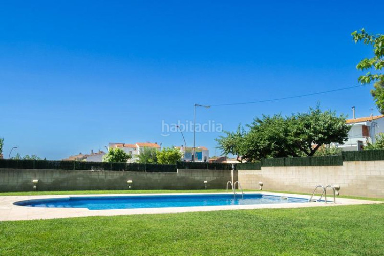 Dúplex fantástico dúplex a solo 650m de la playa y junto a todos los servicios! en Escala (L´)