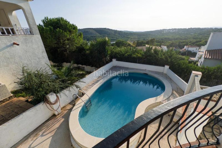Casa  en cala Montgó con piscina y vistas, a solo 180 m del mar en Escala (L´)