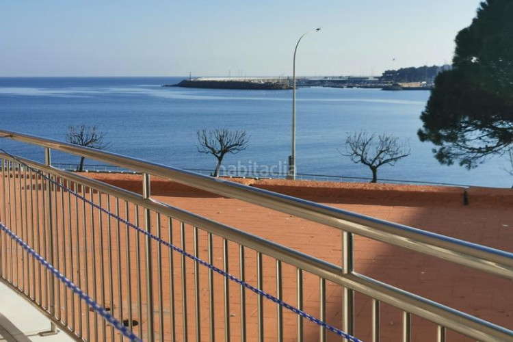Piso en passeig mar 17 apartamento primera linia de mar con amplias terrazas y piscina comunitaria en el pueblo de l'escala en Escala (L´)